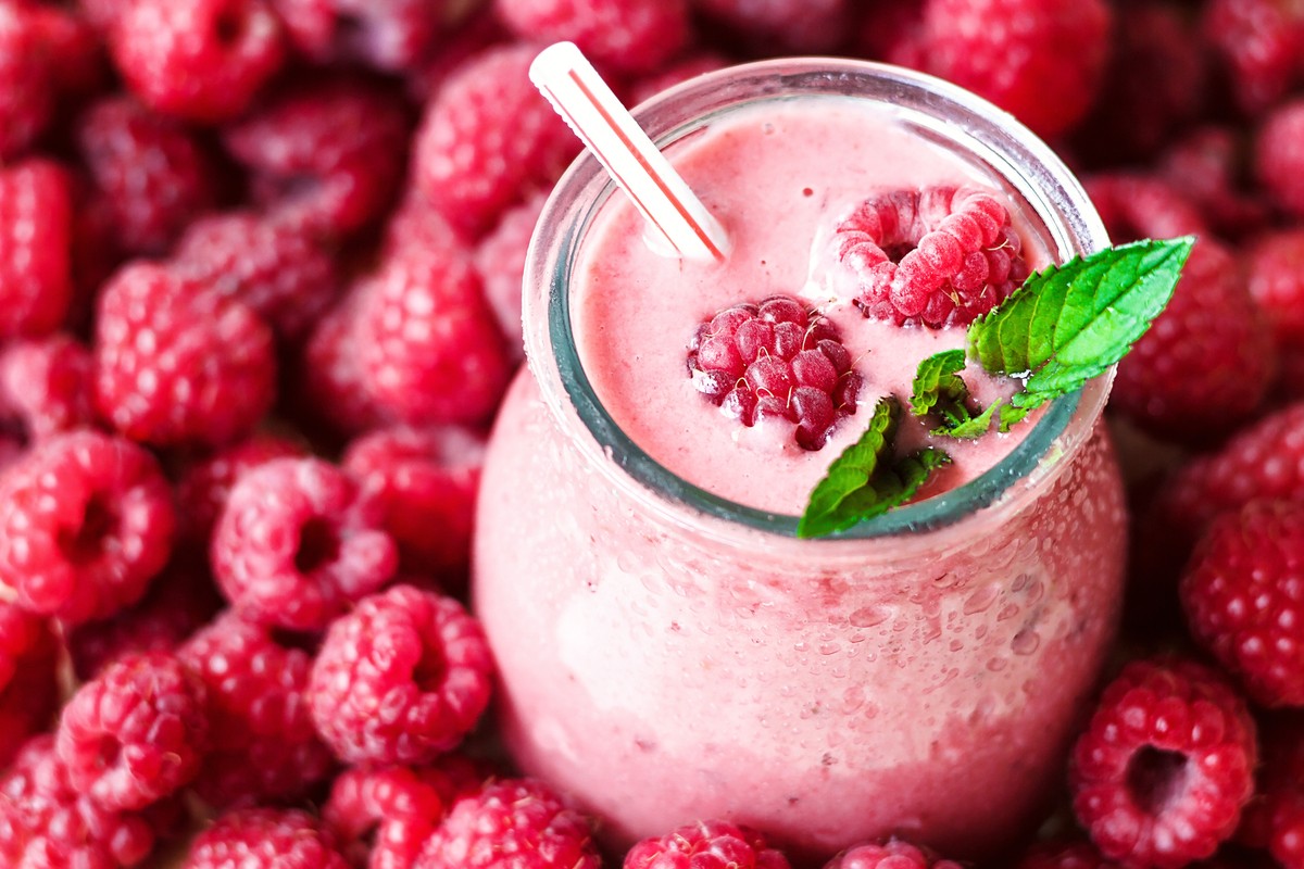 Erfrischender Milchshake mit Himbeeren und Vanilleeis