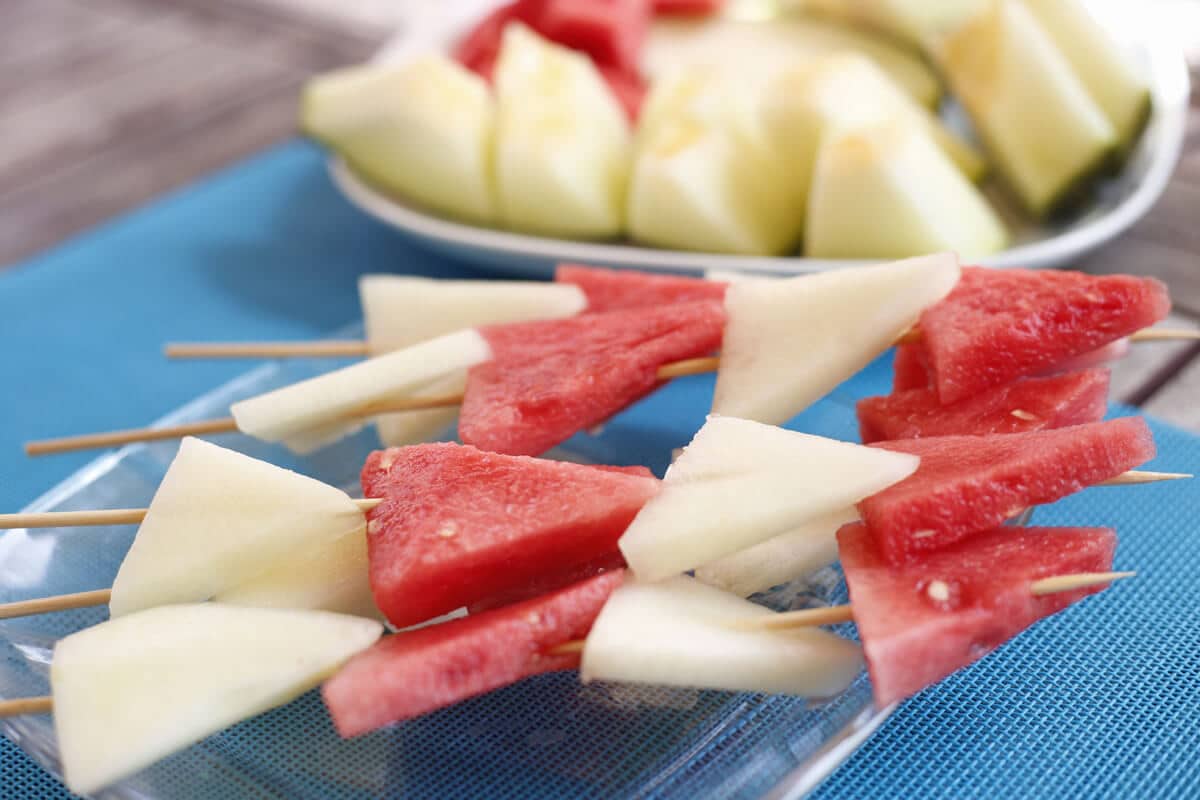 Erfrischender Party Snack aus Melonenspießen