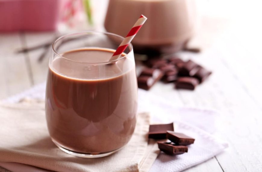 Erfrischender Schoko Milchshake mit Eiscreme und Kakaopulver