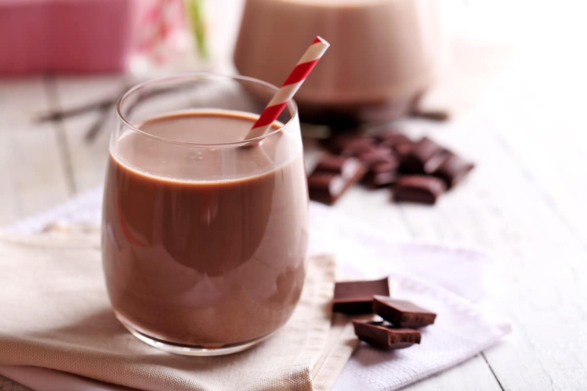 Erfrischender Schoko Milchshake mit Eiscreme und Kakaopulver