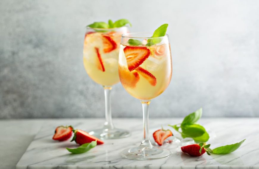 Erfrischender Sekt Cocktail mit Erdbeeren und Limoncello Likör