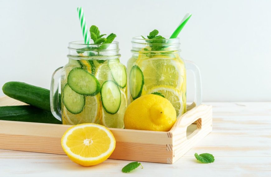 Erfrischendes Gurkenwasser mit Minze und Zitrone