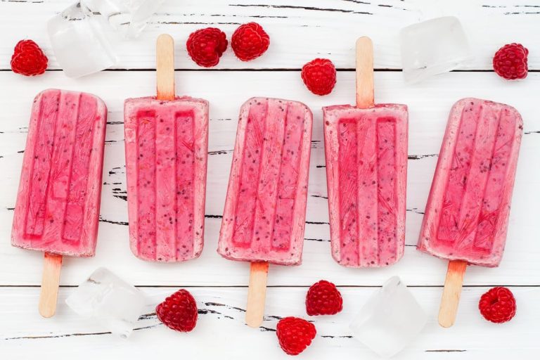 Erfrischendes Johannisbeer Eis mit Sahne und Vanille