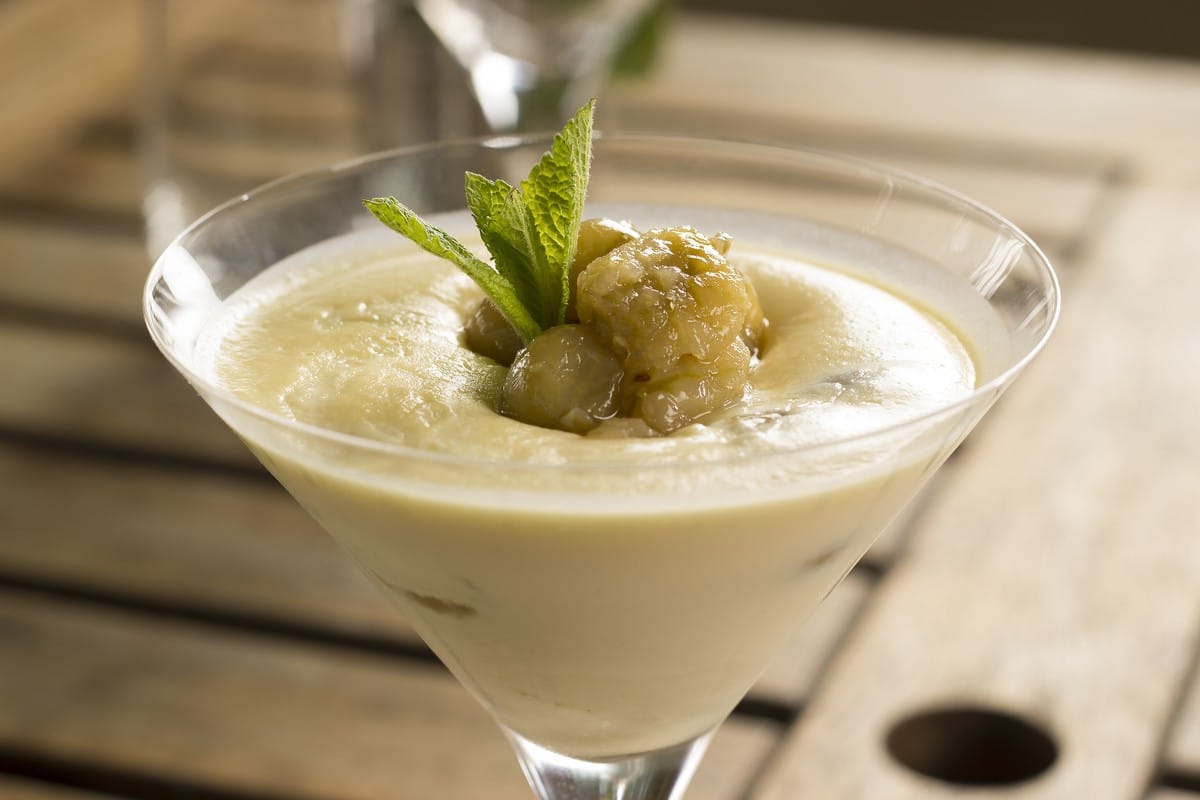 Erfrischendes Joghurtdessert mit Sahne und Stachelbeeren