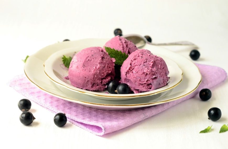 Erfrischendes Johannisbeer Eis mit Sahne und Vanille