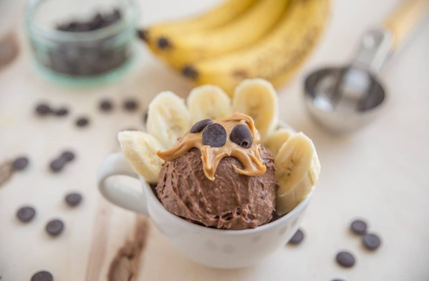 Erfrischendes Schokoeis mit Bananen und Schokoladen Aufstrich