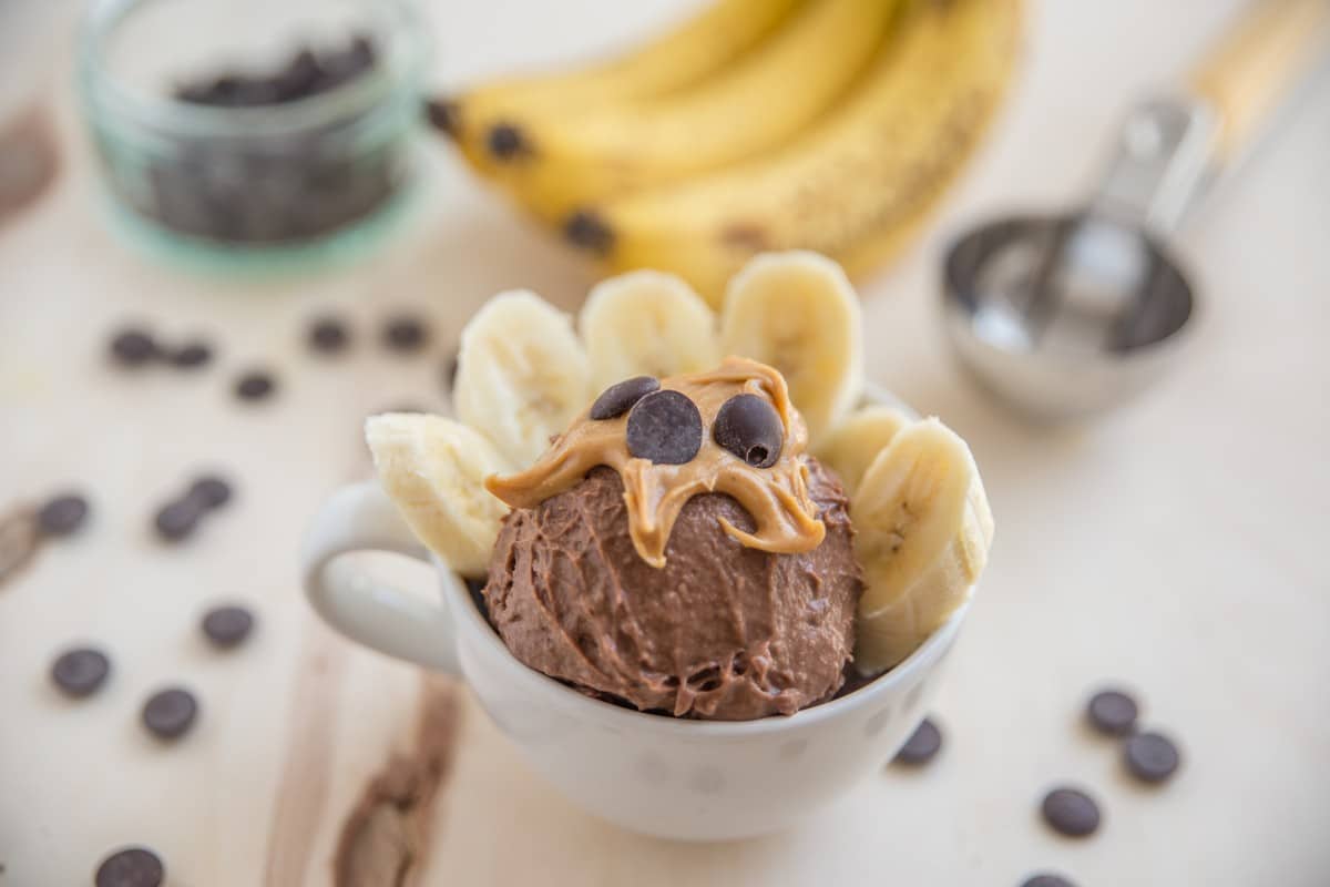 Erfrischendes Schokoeis mit Bananen und Schokoladen Aufstrich