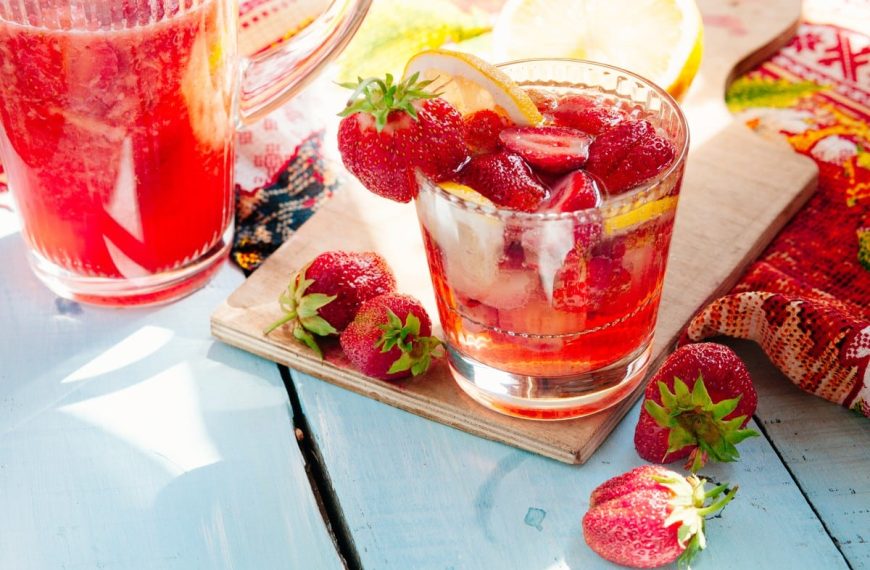 Erfrischendes Sommergetränk mit Erdbeeren und Zitronen