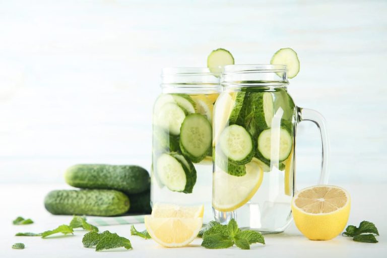 Erfrischendes Wasser mit Gurke, Minze und Zitrone