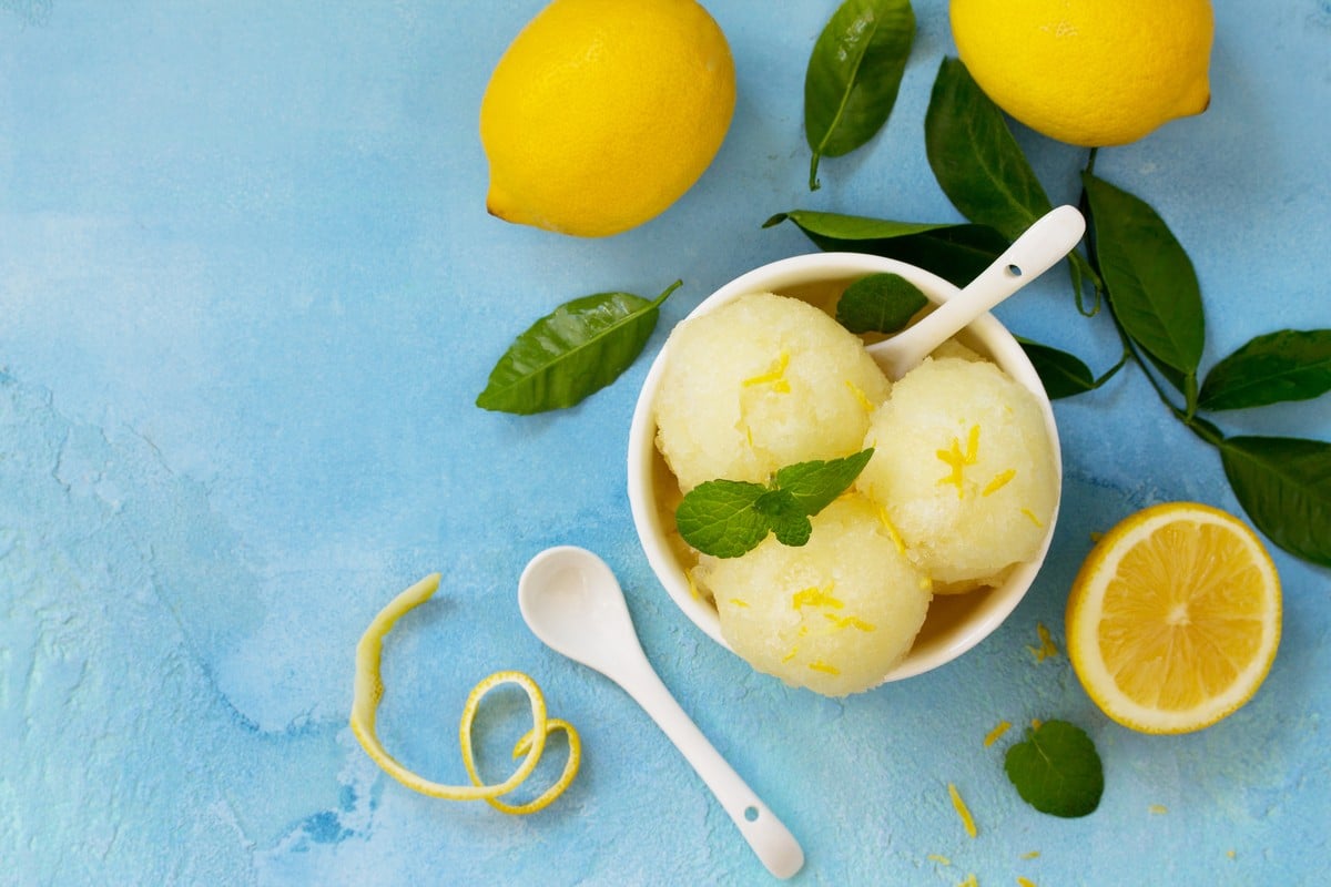 Erfrischendes Zitronensorbet Dessert mit Zitronensaft