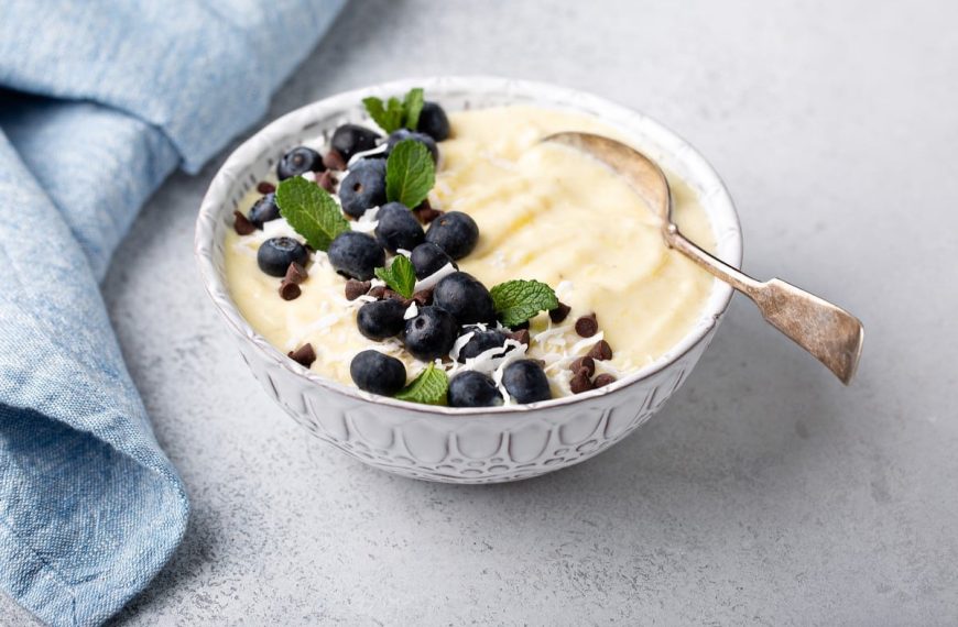 Exotische Smoothie Bowl mit Ananas, Banane und Kokosnussmilch