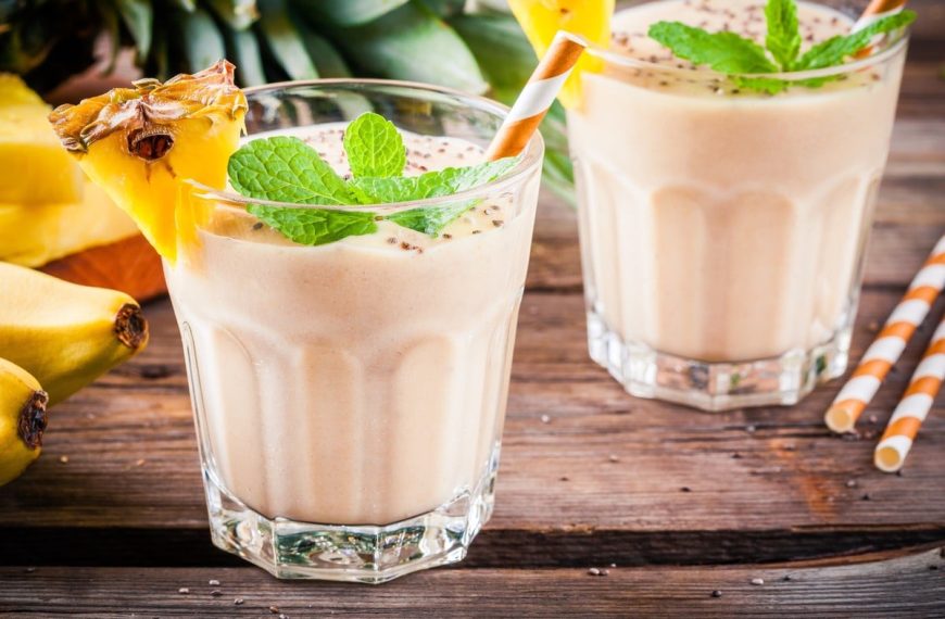 Exotischer Ananas Smoothie mit Banane, Kokosmilch und Chia