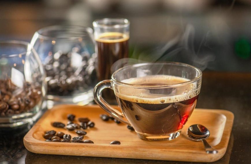 Exotischer Kaffee mit Muskatnuss, Zimt und Datteln