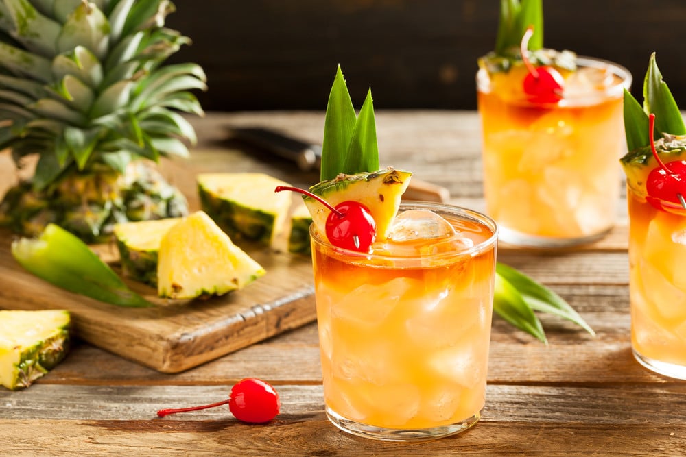 Exotischer Mai Tai Cocktail mit Ananassaft und Rum
