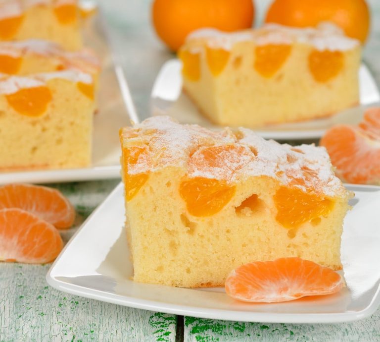 Fantakuchen mit Mandarinen und Puderzucker