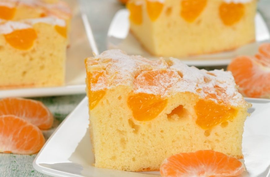Fantakuchen mit Mandarinen und Puderzucker