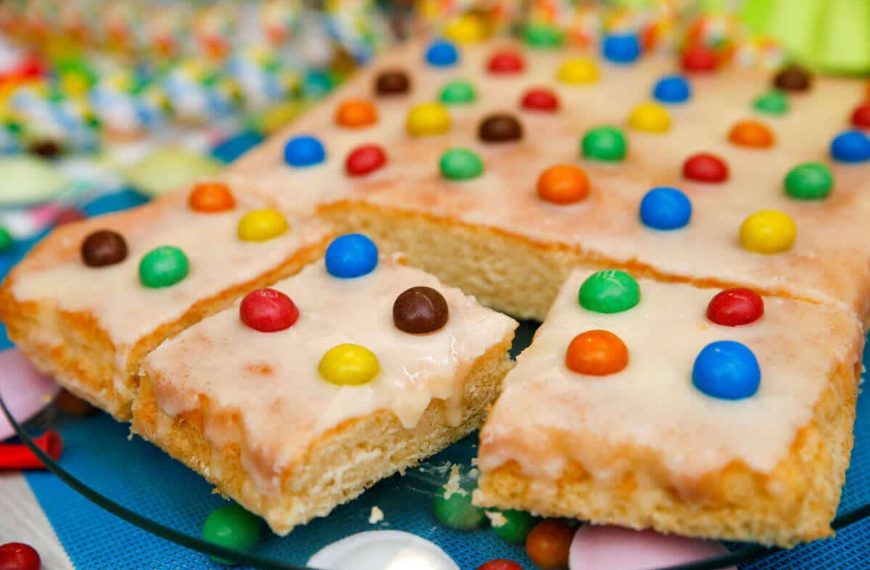 Fantakuchen mit Schokolinsen zum Karneval für Kinder backen