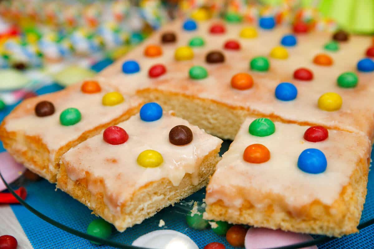 Fantakuchen mit Schokolinsen zum Karneval für Kinder backen