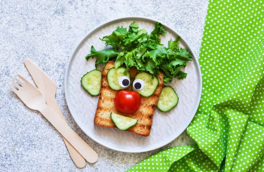 Fasching Frühstücksidee Clown aus Toast mit Gurken