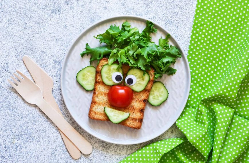 Fasching Frühstücksidee Clown aus Toast mit Gurken
