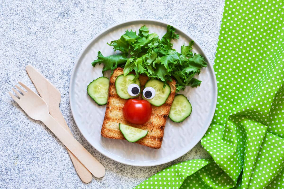 Fasching Frühstücksidee Clown aus Toast mit Gurken