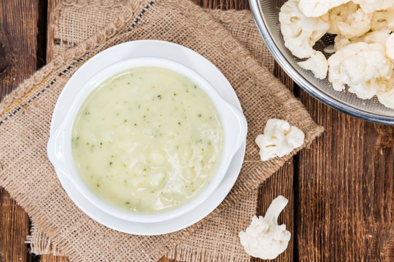 Feine Käsesuppe mit Kartoffeln, Sellerie, Karotten und Lachs