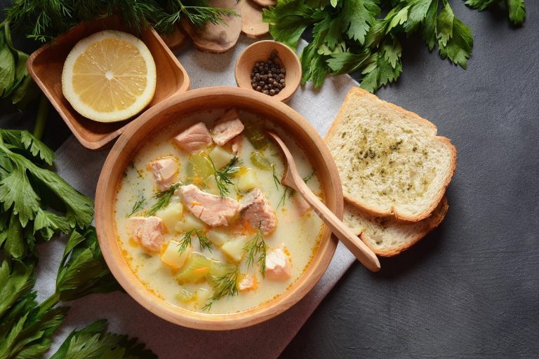 Feine Käsesuppe mit Kartoffeln, Sellerie, Karotten und Lachs