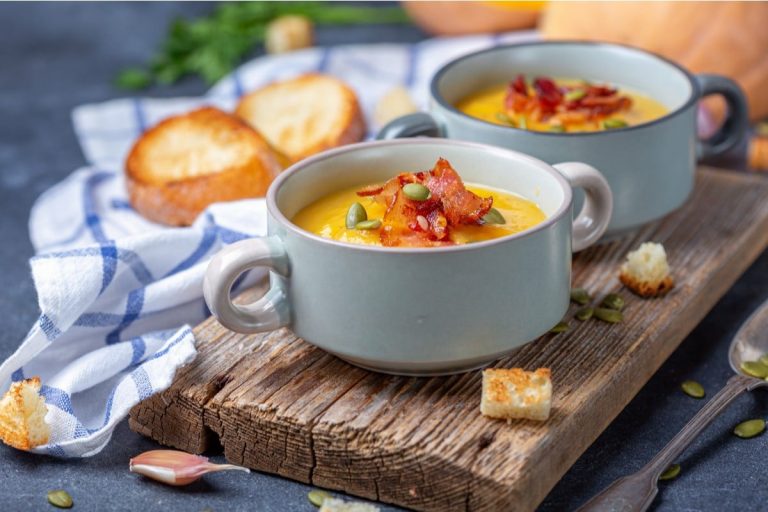 Feine Kürbiscremesuppe mit Speck, Möhren und Sahne