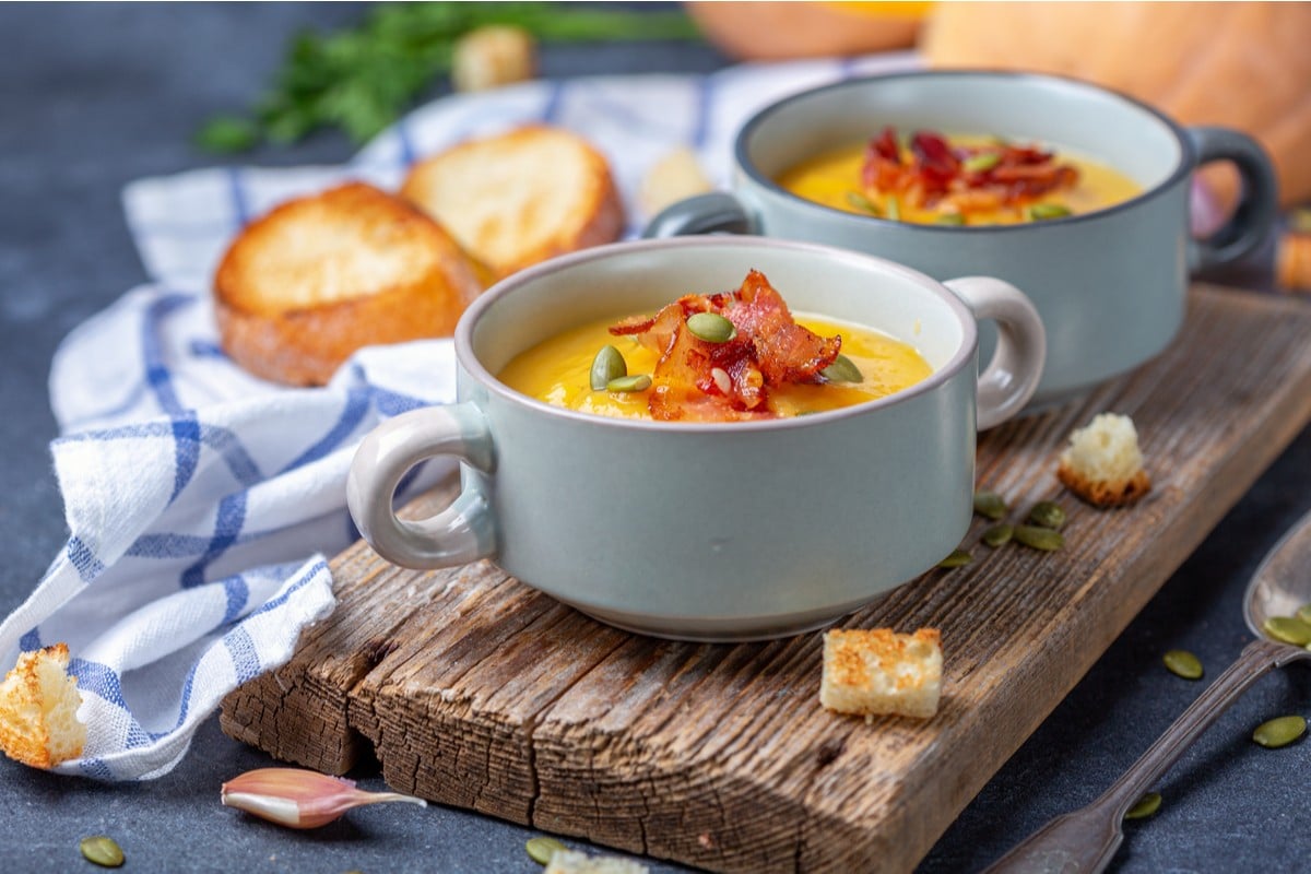 Feine Kürbiscremesuppe mit Speck