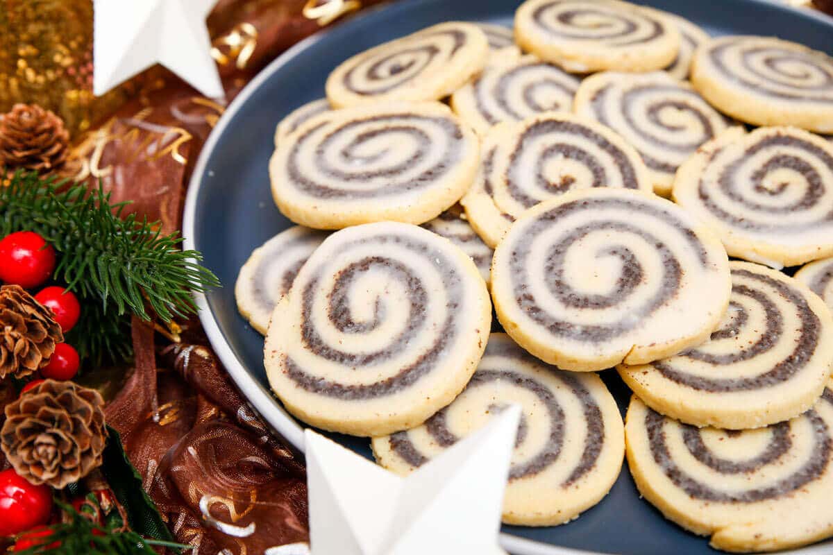 Feine Mohnplätzchen mit Mohnback und Zuckerguss