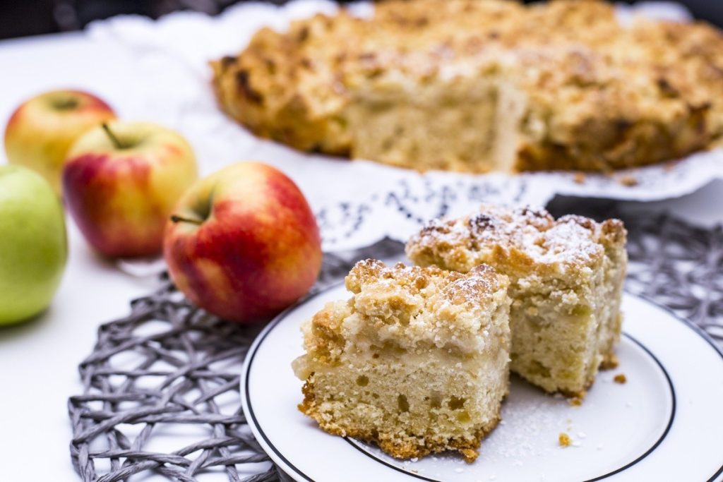 Feiner Apfelkuchen mit Streuseln zum Kaffee