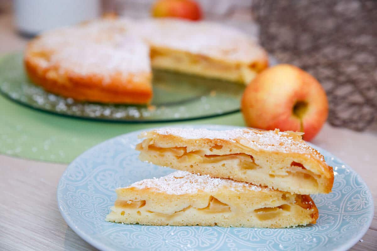 Feiner Apfelkuchen mit Zitronenschale und Zimt