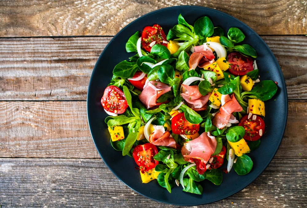 Feiner Feldsalat mit Tomaten, Schinken und Mango