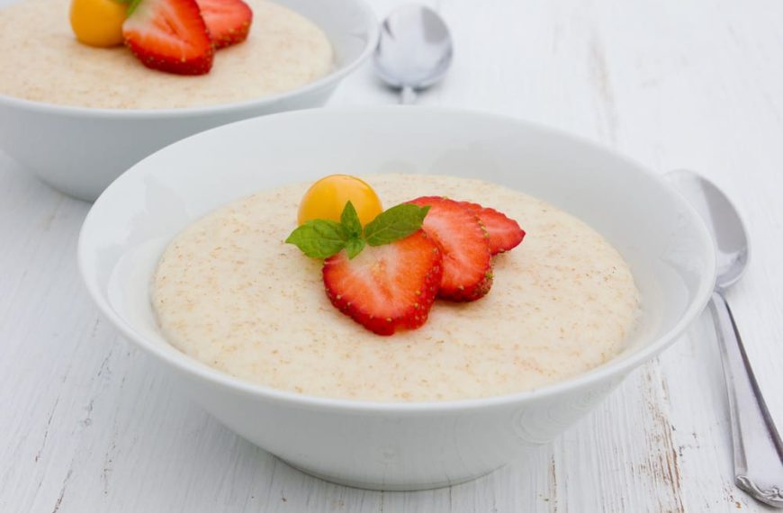 Feiner Grießbrei mit Milch zum Frühstück