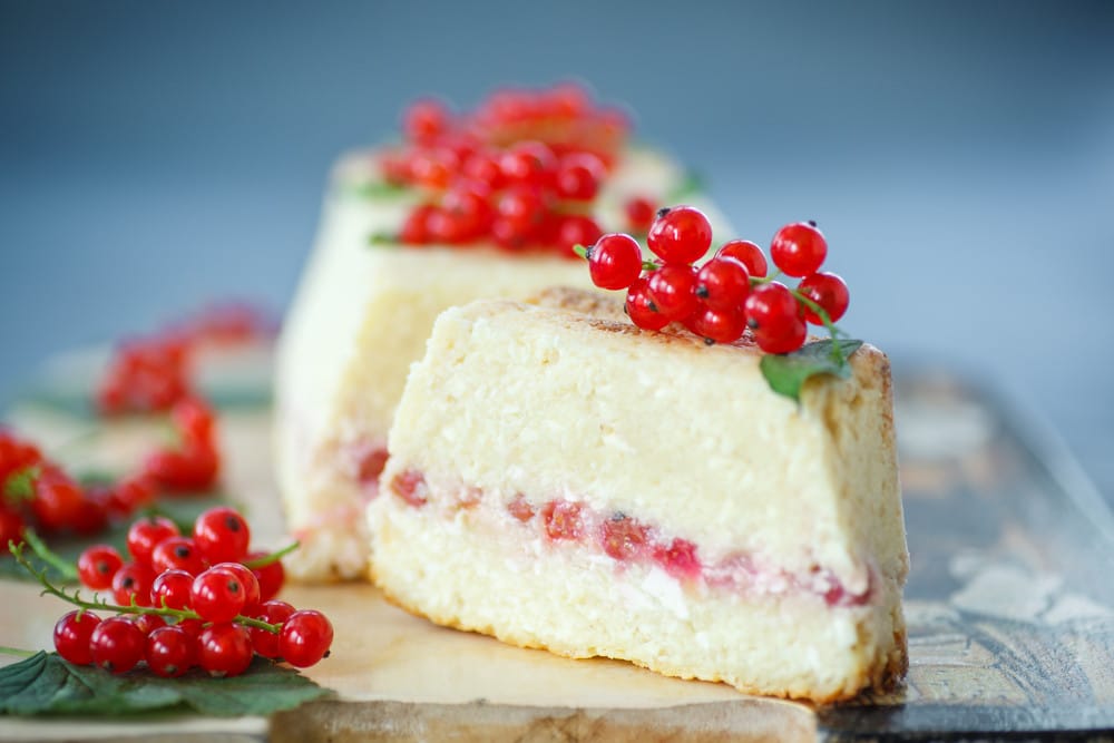 Feiner Quarkauflauf mit roten Johannisbeeren