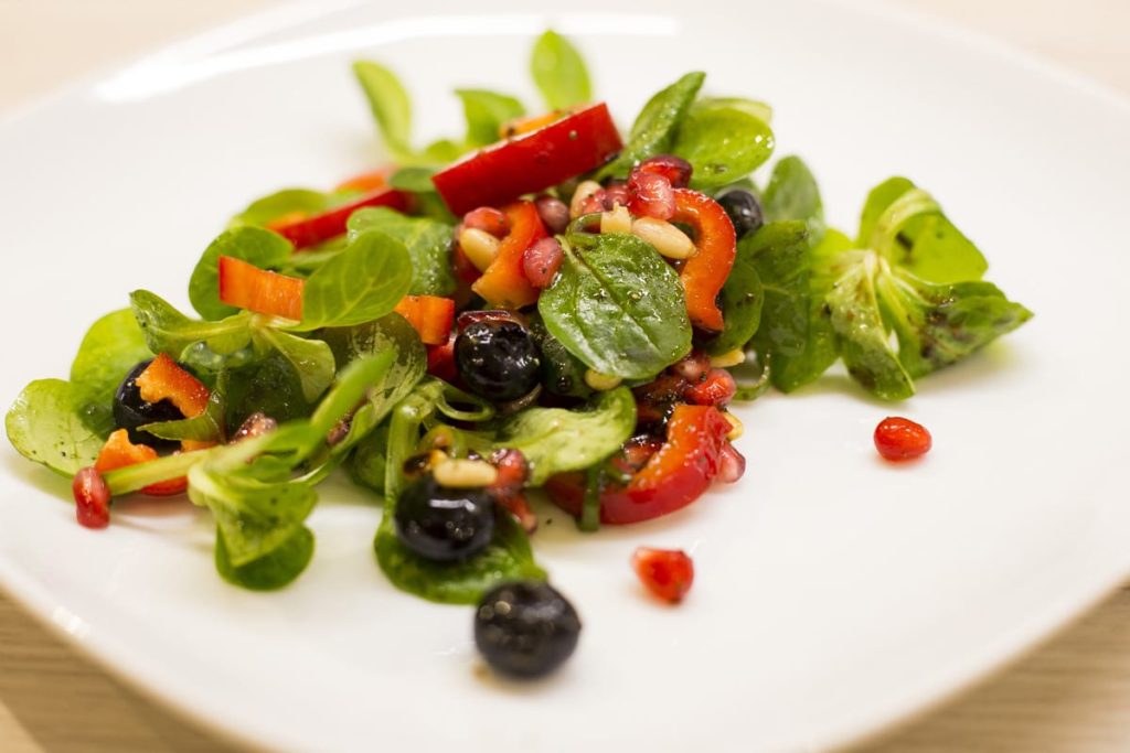 Brokkolisalat mit Zwiebeln, Sonnenblumenkernen und Honig Senf Dressing