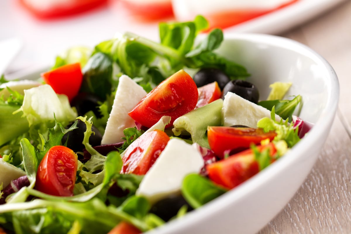 Feldsalat mit Feta und Kirschtomaten mit nussigem Geschmack