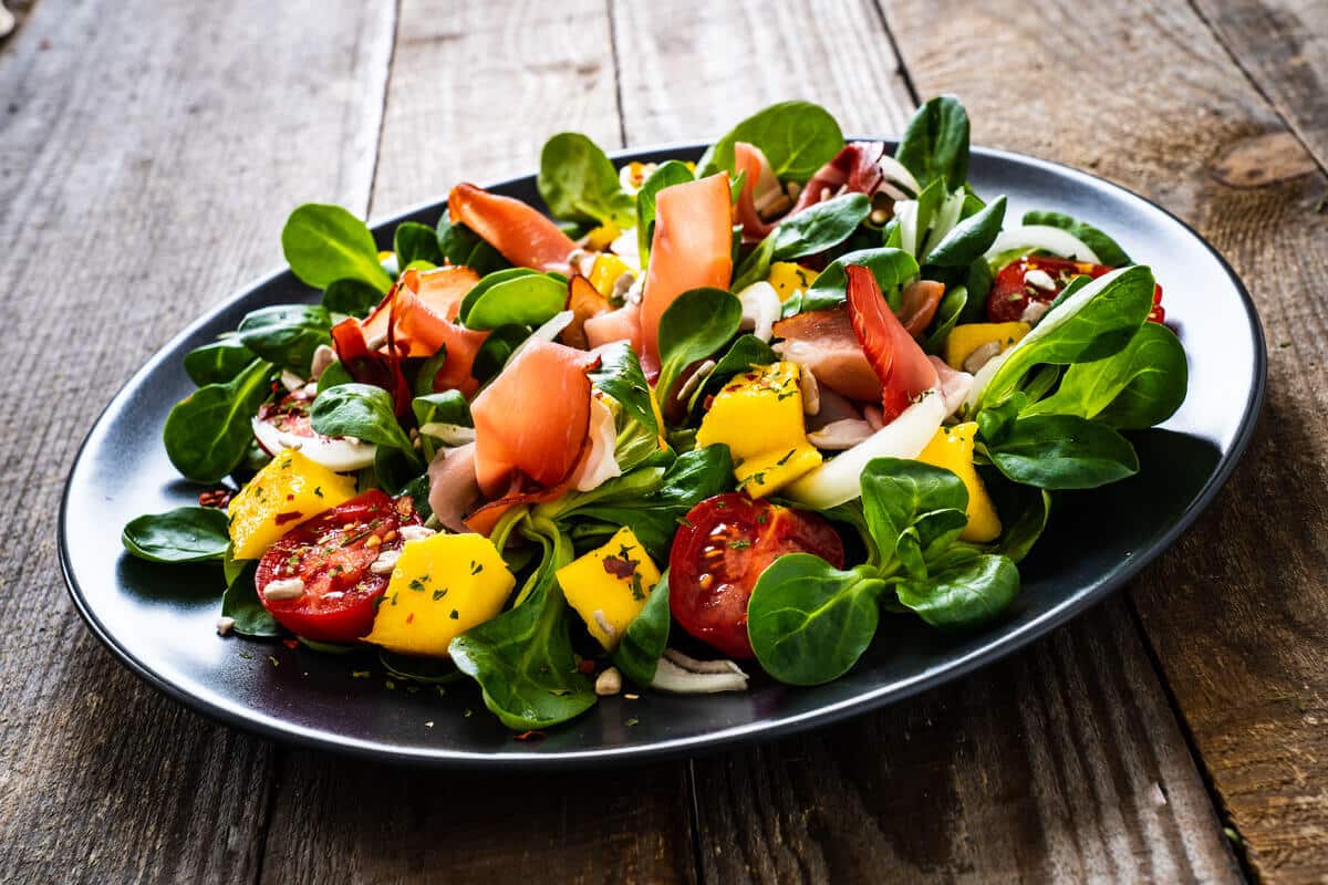 Feldsalat mit Mango, Schinken und Limetten Dressing