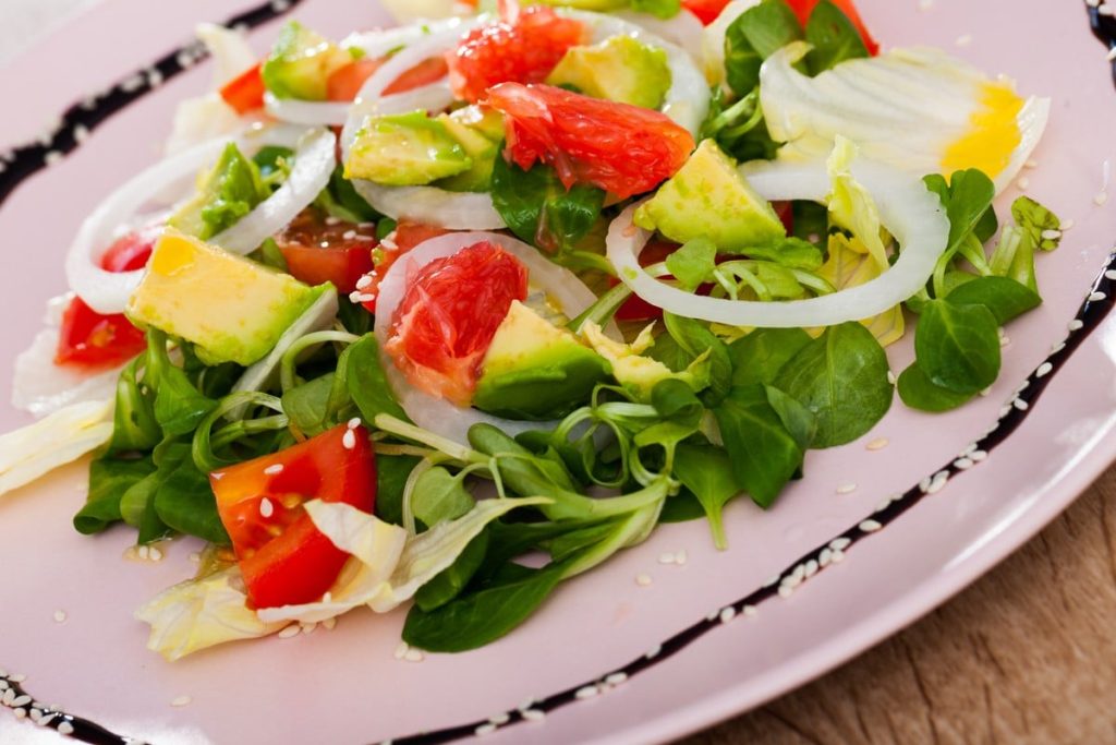 Feldsalat mit Tomaten, Avocado und Grapefruit