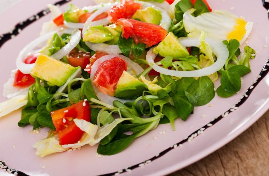 Feldsalat mit Tomaten, Avocado und Grapefruit