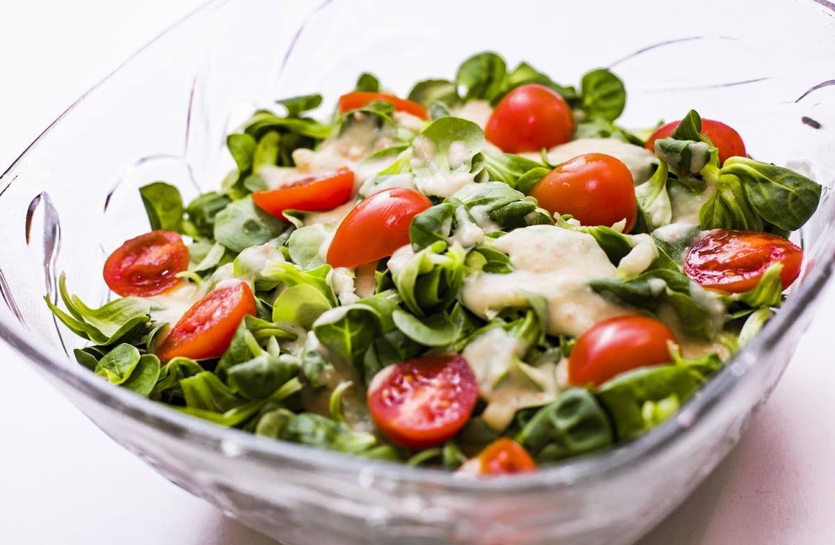 Feldsalat mit Tomaten und Kartoffeldressing