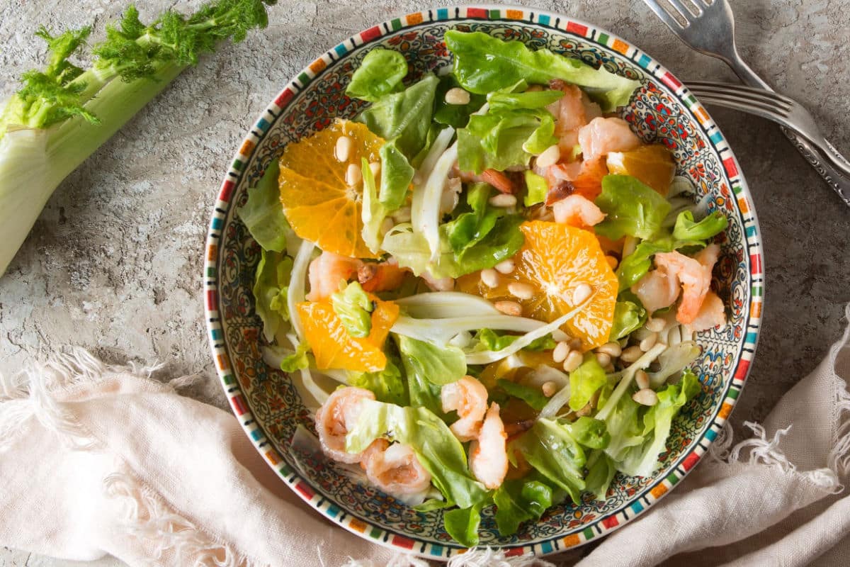 Fenchel Orangen Salat mit Garnelen und Pinienkernen