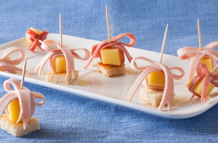 Festliche Canapés mit Brot, Wurst und Käse