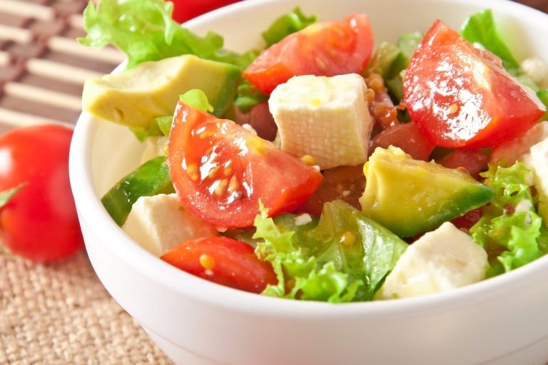 Feta Salat mit Tomaten, Gurken, Salatblättern und Essig Öl Dressing
