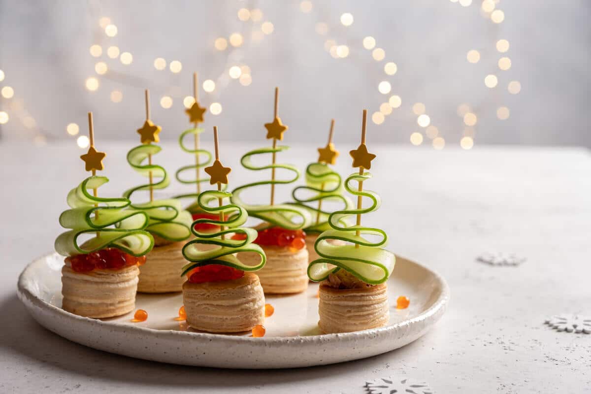 Fingerfood Blätterteigpasteten mit Kaviar und Gurken