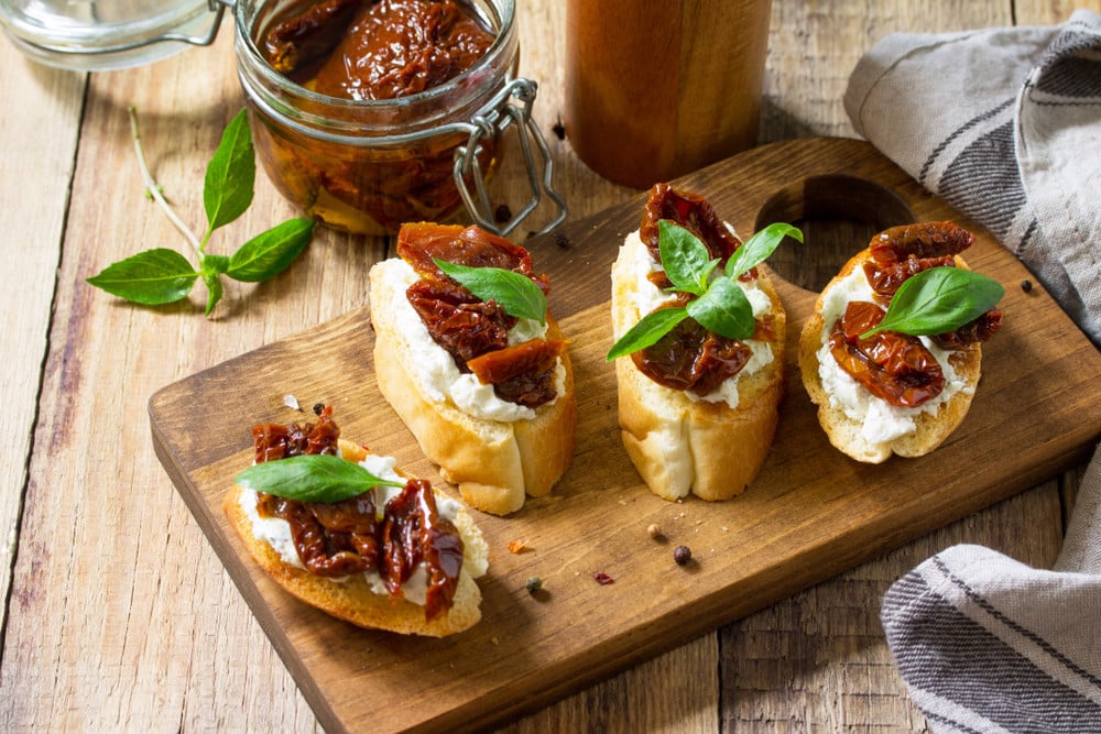 Fingerfood Bruschetta mit getrockneten Tomaten und Ricotta