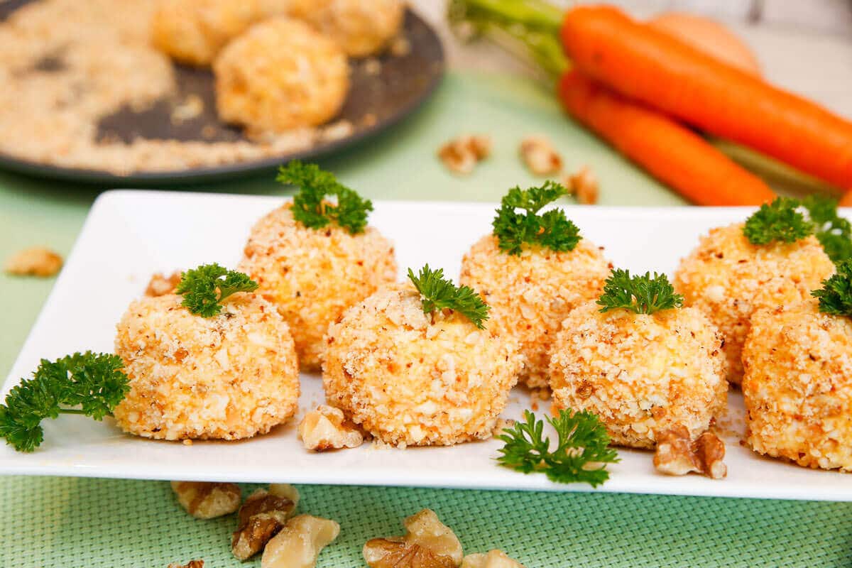 Fingerfood Käsebällchen mit Eiern, Karotten und Knoblauch