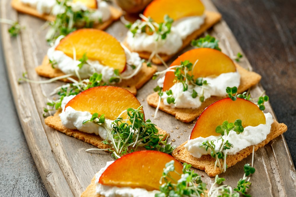 Fingerfood Knäckebrot - Partysnacks mit Frischkäse und Nektarine