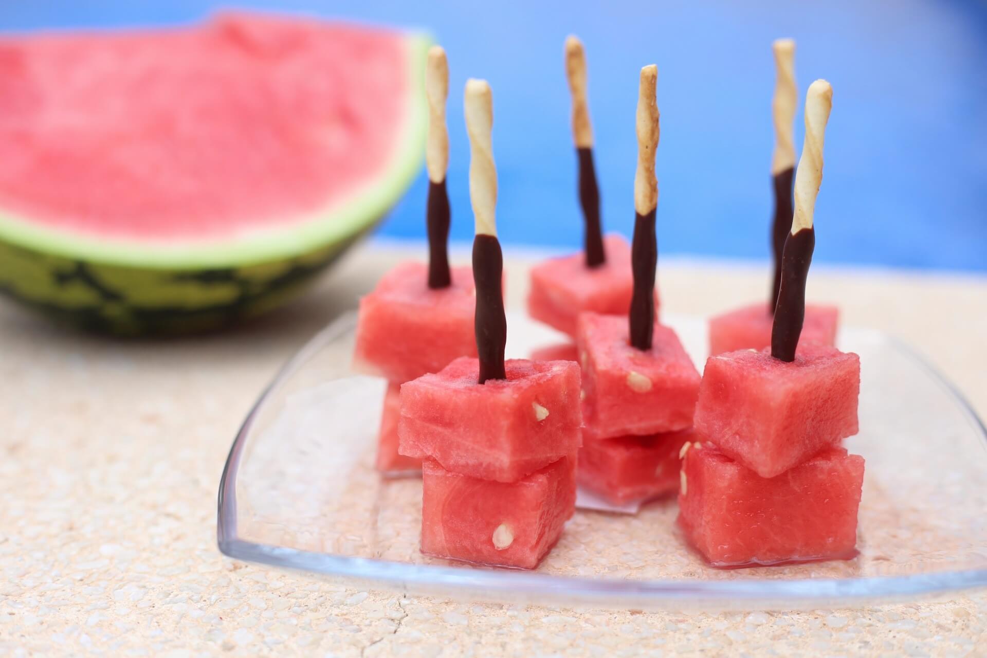 Fingerfood Mikado Obst Spieße mit Wassermelone als Nachspeise