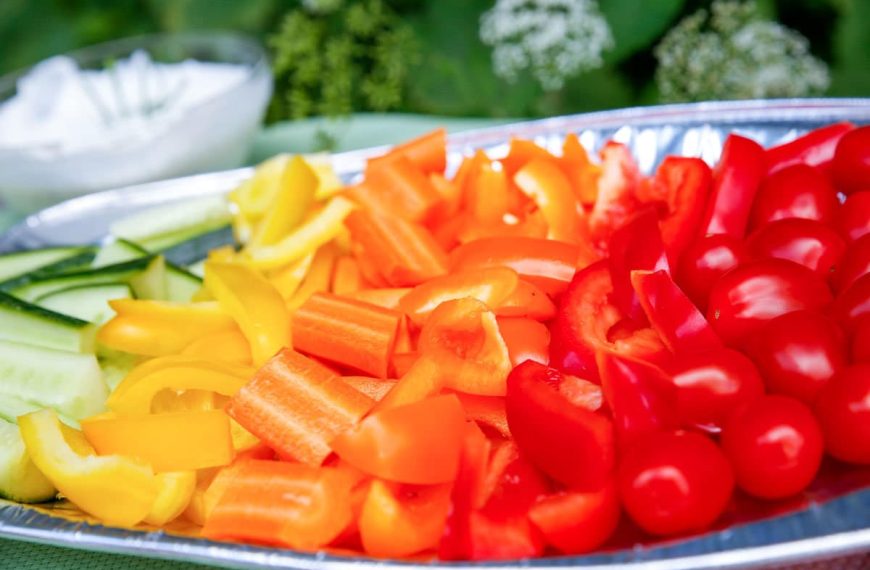 Fingerfood Regenbogen aus Gemüse Rohkost mit Dip